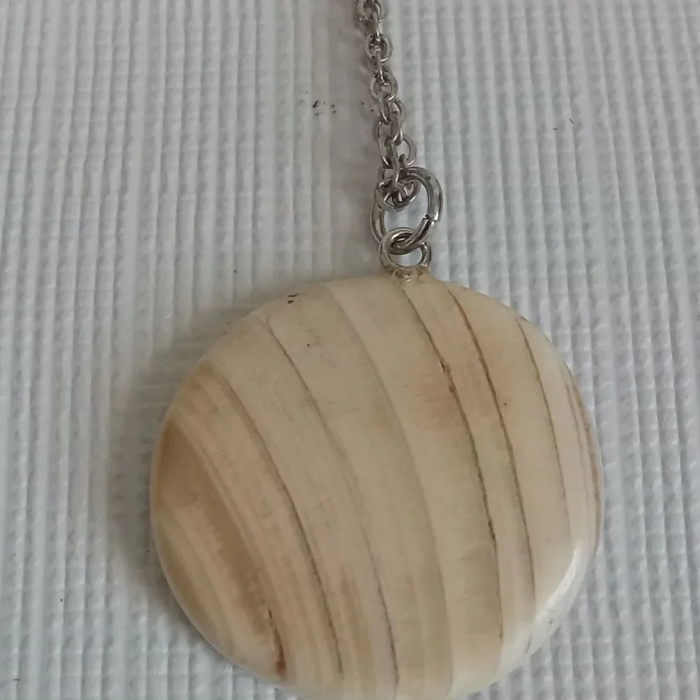 Round Etched Windmill Pendant Single Strand Gold Tone Chain Lightweight Necklace